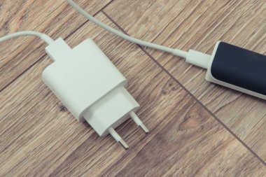 Beyaz şarj aleti ve harici güç bankası boş akıllı telefon bataryasını veya diğer aygıtları şarj etmek için