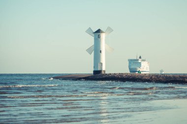 Swinoujscie, Batı Pomeranya - Polonya - 14 Haziran 2021: Gündoğumunda Swinoujscie limanına giden feribotta görüntülenir. Ystad 'dan yolcu ve araba taşıyın.