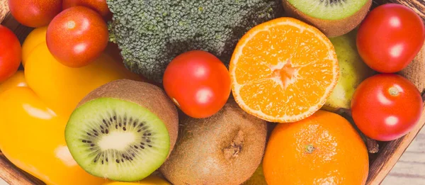 Egy Halom Friss Érett Gyümölcs Zöldségekkel Rusztikus Fadobozban Egészséges Ásványi — Stock Fotó