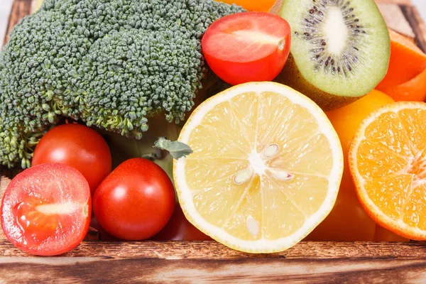 Zöldséges Gyümölcsök Rusztikus Fadobozban Egészséges Természetes Ásványi Anyagokat Vitaminokat Tartalmazó — Stock Fotó