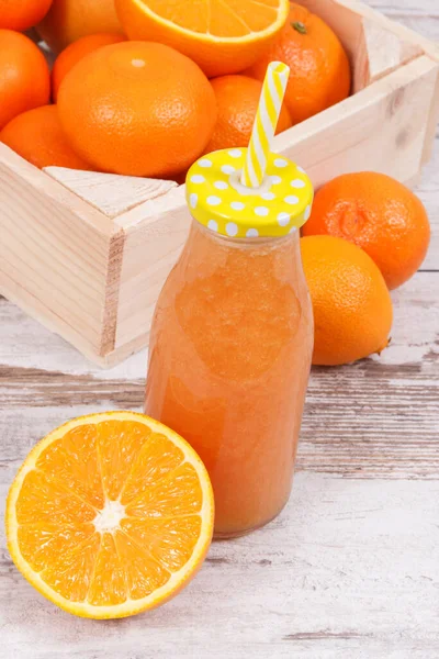柑橘类水果中新鲜混合的鸡尾酒或冰沙 作为含有天然维生素和矿物质的健康甜点 — 图库照片