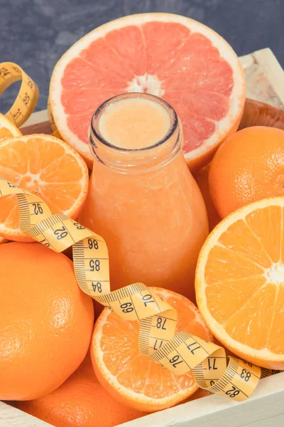新鲜的由柑橘类水果和厘米制成的鸡尾酒或冰沙 健康的饮食和瘦身甜点 — 图库照片