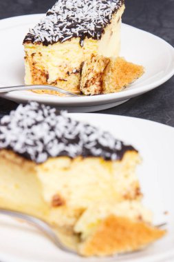 Beyaz tabakta taze pişmiş ev yapımı cheesecake. Tatlı nefis.