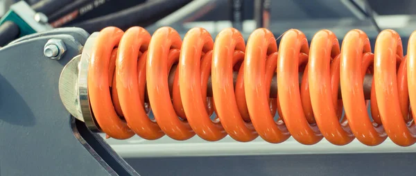 오렌지 강철은 산업용 농업용 기계의 부분으로서 용수철이 — 스톡 사진