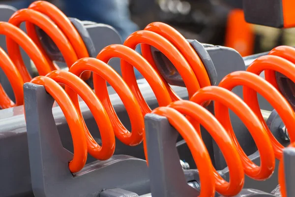 오렌지 스프링은 강철로 만들어 졌습니다 대규모 기계의 일부이다 — 스톡 사진