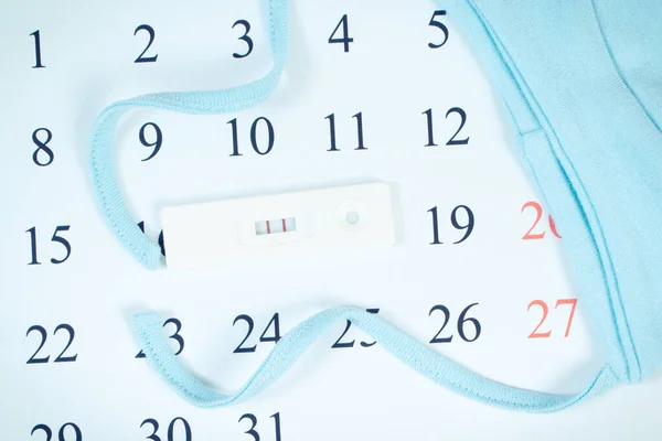 Test Gravidanza Con Risultato Positivo Cappuccio Neonato Sul Calendario Concetto — Foto Stock