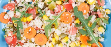 Kuskus ve sebzeli taze salata. Sağlıklı hafif vejetaryen yemeği