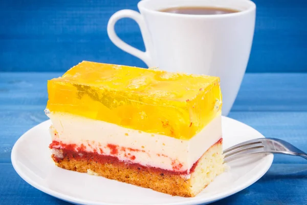 Cremiger Obstkuchen Mit Buntem Gelee Und Tasse Schwarzen Kaffee Für — Stockfoto