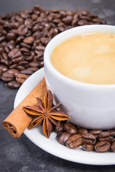 Koffie Witte Beker Gebrande Geurige Koffiebonen Met Ster Van Anijs — Stockfoto