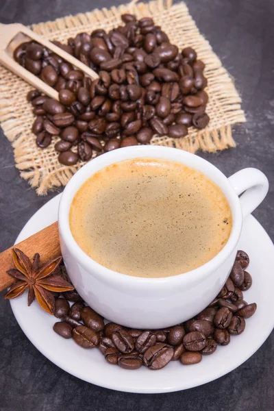 Кофе Чашке Белого Стекла Жареный Ароматный Кофе Зернах Приправами — стоковое фото