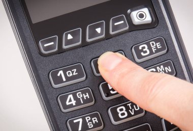 PIN kodunu girmek için kredi kartı okuyucu kullanan bir kadın. Nakitsiz ödeme. Finans ve bankacılık kavramı