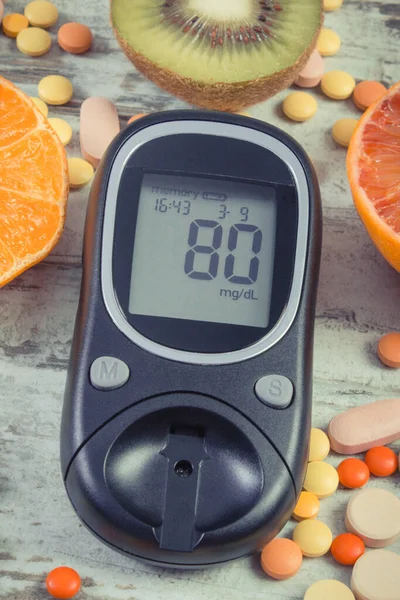 Glukometer Med Resultat Sockernivå Färska Naturliga Frukter Och Medicinska Piller — Stockfoto