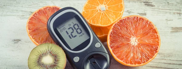 Glukometer Med Resultat Sockernivå Och Färska Naturliga Frukter Diabetes Och — Stockfoto