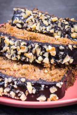 Fındık ve kuru üzümlü kabak hamuru parçaları. Tatlı nefis.