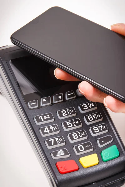 Hand Van Vrouw Met Behulp Van Betaalterminal Smartphone Cashless Betalen — Stockfoto