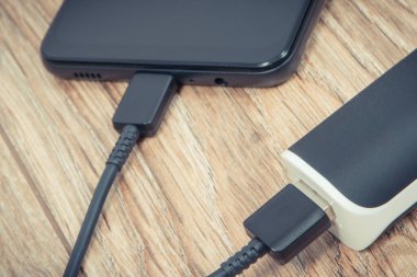 Dış güç bankası akıllı telefon veya cep telefonunu şarj ediyor