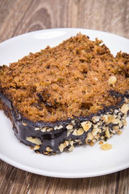 Kabaktan yapılmış taze fırınlanmış hamur işi fındıklı ve beyaz tabakta kuru üzümlü. Tatlı nefis.