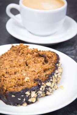 Beyaz tabakta taze pişmiş kabak hamuru ve bir fincan beyaz kahve. Tatlı nefis.