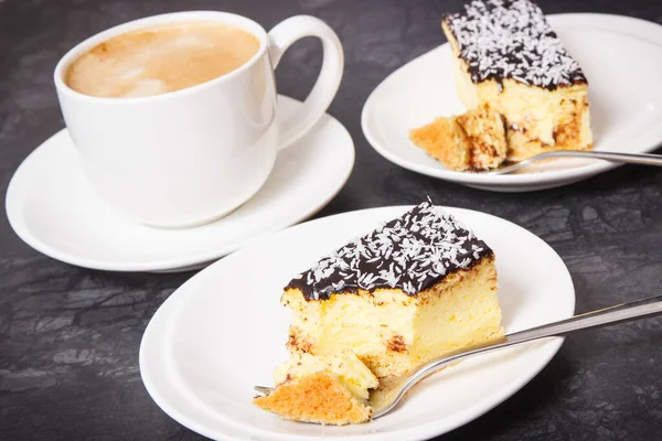 新鲜的自制芝士蛋糕和牛奶咖啡 美味的甜点 — 图库照片