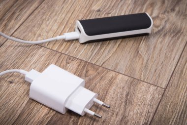 Beyaz şarj aleti ve harici güç bankası boş akıllı telefon bataryasını veya diğer aygıtları şarj etmek için