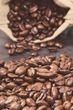 Beton yapının üzerinde kavrulmuş kahve çekirdekleri.