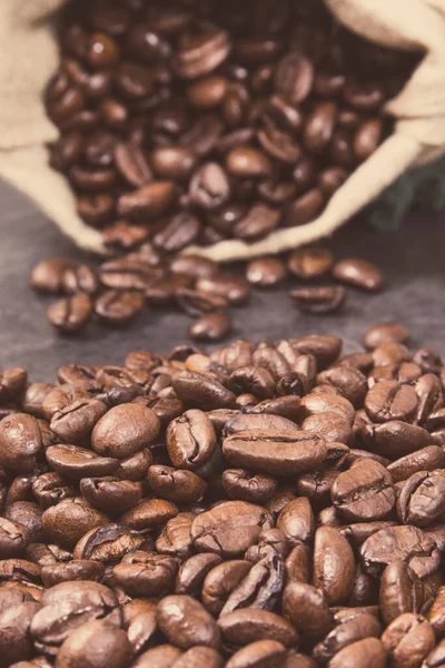 Beton yapının üzerinde kavrulmuş kahve çekirdekleri.