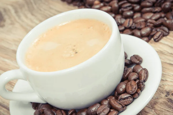 Белая Чашка Кофе Жареный Темно Ароматный Кофе Зерна — стоковое фото