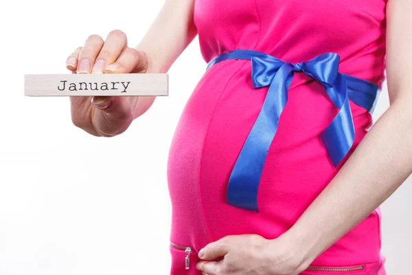 Vrouw Verwachting Roze Jurk Met Blauw Lint Met Woord Januari — Stockfoto