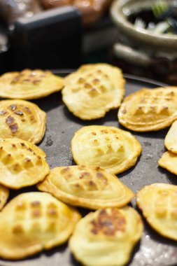 Taze ızgara koyun peyniri. Geleneksel cilalama yerel yemekler