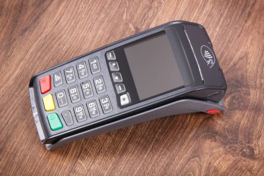 Kredi kartı okuyucu, nakit ödemelerde kullanılan bir cihaz. Ödeme terminali. Finans ve bankacılık kavramı
