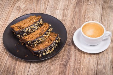 Taze pişmiş kabak hamuru ve bir fincan beyaz kahve. Tatlı nefis.