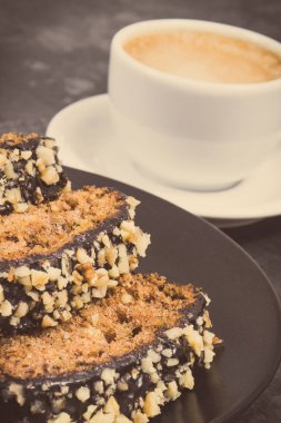 Kabak ve bir fincan kahveden yapılmış taze pişmiş hamur işi. Tatlı nefis.