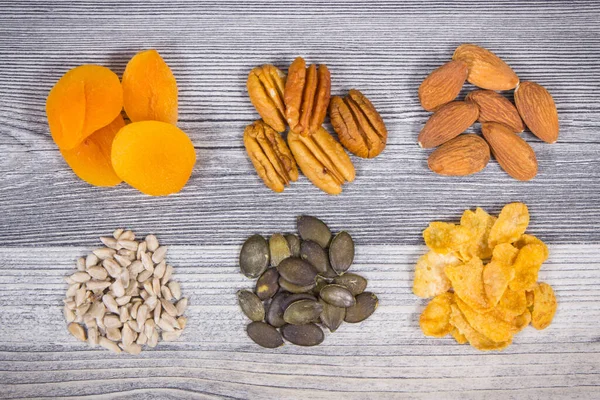 Magnezyum, vitamin ve mineral içeren sağlıklı malzemeler. Besleyici yiyecekler.