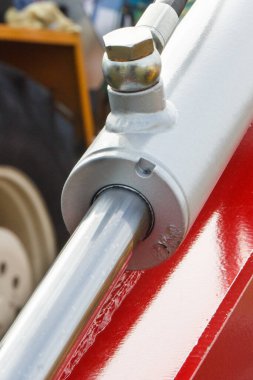 Makinedeki endüstriyel hidrolik ve pnömatik mekanizmanın bir parçası olarak piston ya da aktüatör. Makine ve teknoloji.