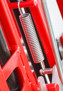 Çelikten yapılmış sert yay. Endüstriyel ya da tarımsal makinenin bir parçası. Teknoloji