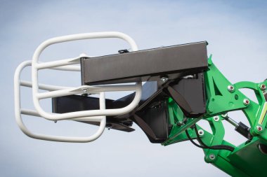 Hasır balyaları taşımak için tarımda kullanılan yükleme makinesi. Ulaştırma ve tarım alanındaki modern teknoloji