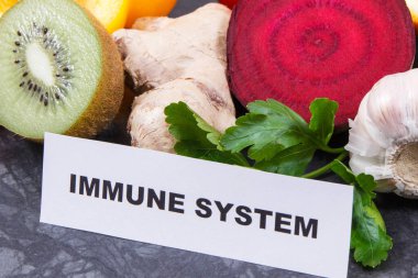 Sağlıklı vitaminler, mineraller ve diyet lifleri içeren taze meyve ve sebzeler. Doğal bağışıklık güçlendirici