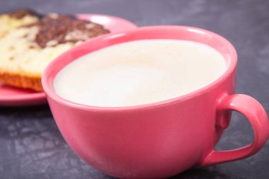 Sütlü kahve ve değişik şenlikler için sıcak hamur parçaları ve kakao. Tatlı nefis.