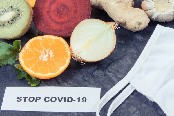 비타민 무기질 과보호 마스크 원으로 채소들 Covid 시대에 — 스톡 사진
