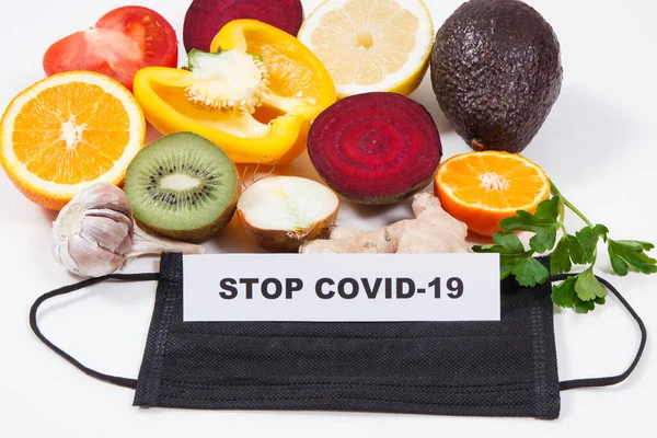 Doğal Sağlıklı Vitaminler Koruyucu Maske Olarak Sebzeli Taze Olgun Meyveler — Stok fotoğraf