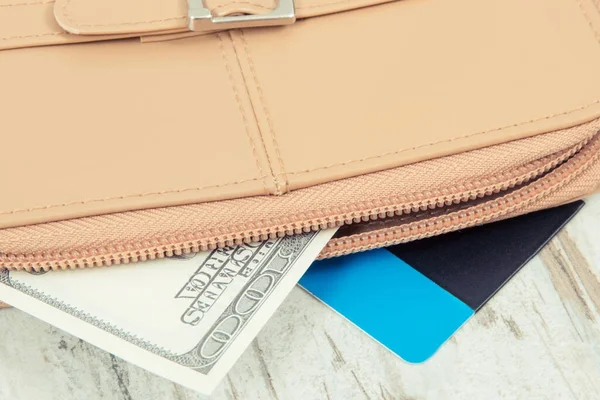 クレジットカードと革財布や財布 銀行の概念 — ストック写真