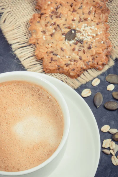 一杯咖啡 加奶和新鲜的自制燕麦饼干放在盘子里 美味的脆甜食 — 图库照片