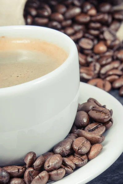 Koffie Witte Beker Gebrande Geurige Koffiebonen Jute Zak — Stockfoto