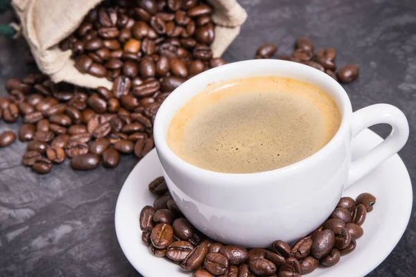 Kaffee Weißer Glasschale Und Geröstete Duftende Kaffeebohnen Jutebeutel — Stockfoto