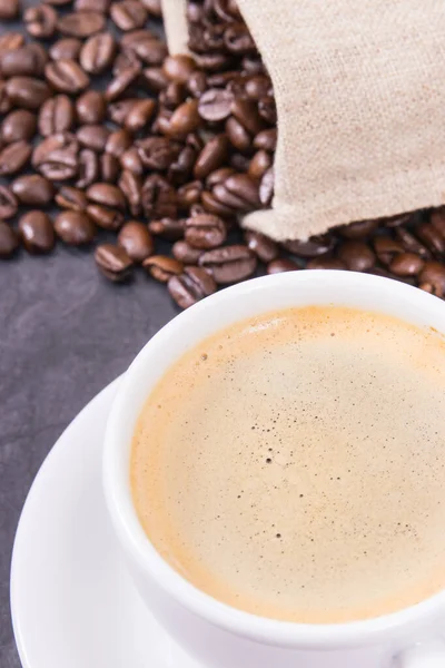 白杯咖啡 黄麻袋中烘烤香甜咖啡豆 — 图库照片