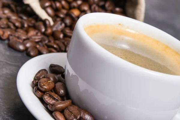 Witte Glazen Kop Koffie Gebrande Donkere Geurige Koffiekorrels Jute Zak — Stockfoto