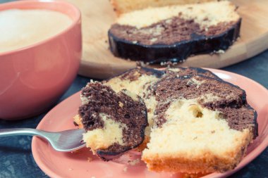 Taze pişmiş maya keki, kakao ve bir fincan kapuçino. Tatlı nefis.