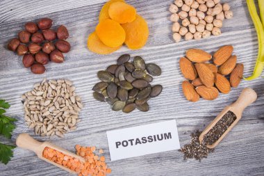 Sağlıklı besleyici yiyecekler ve doğal potasyum, K vitamini ve diğer vitaminleri içeren çeşitli malzemeler.