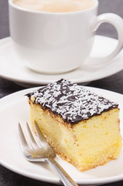Sütlü kahve ve taze pişmiş peynirli kek. Tatlı nefis.