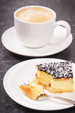 Taze pişmiş ev yapımı peynirli kek ve sütlü bir fincan kahve. Tatlı nefis.